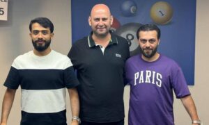اللاعبين محمد الصوفي و محمد عزيزة من بطولة قطر المفتوحة للبلياردو 10 كرات في قطر - 7 تموز 2025 (وزارة الرياضة والشباب السورية/ فيسبوك)
