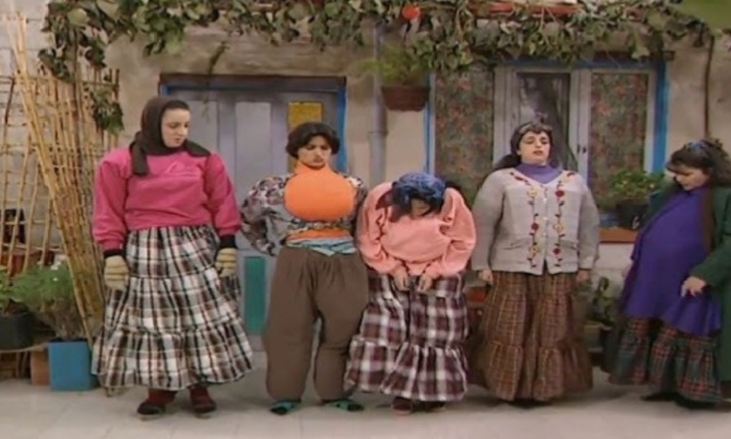 سامية الجزائري وشكران مرتجى ونورمان أسعد من مسلسل عيلة 8 نجوم - 1999 (سامية الجزائري/ يوتيوب)