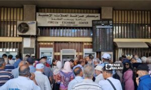 طوابير الموظفين على الصرافات لاستلام رواتبهم - دمشق  4 حزيران 2025 (عنب بلدي/ أنس خولي)