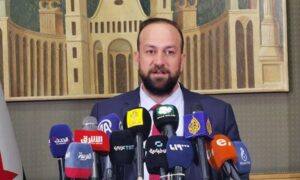 وزير الإعلام حمزة المصطفى خلال مؤتمر صحفي لإطلاق منتدى الاستثمار السوري السعودي - 23 تموز 2025 (سانا)