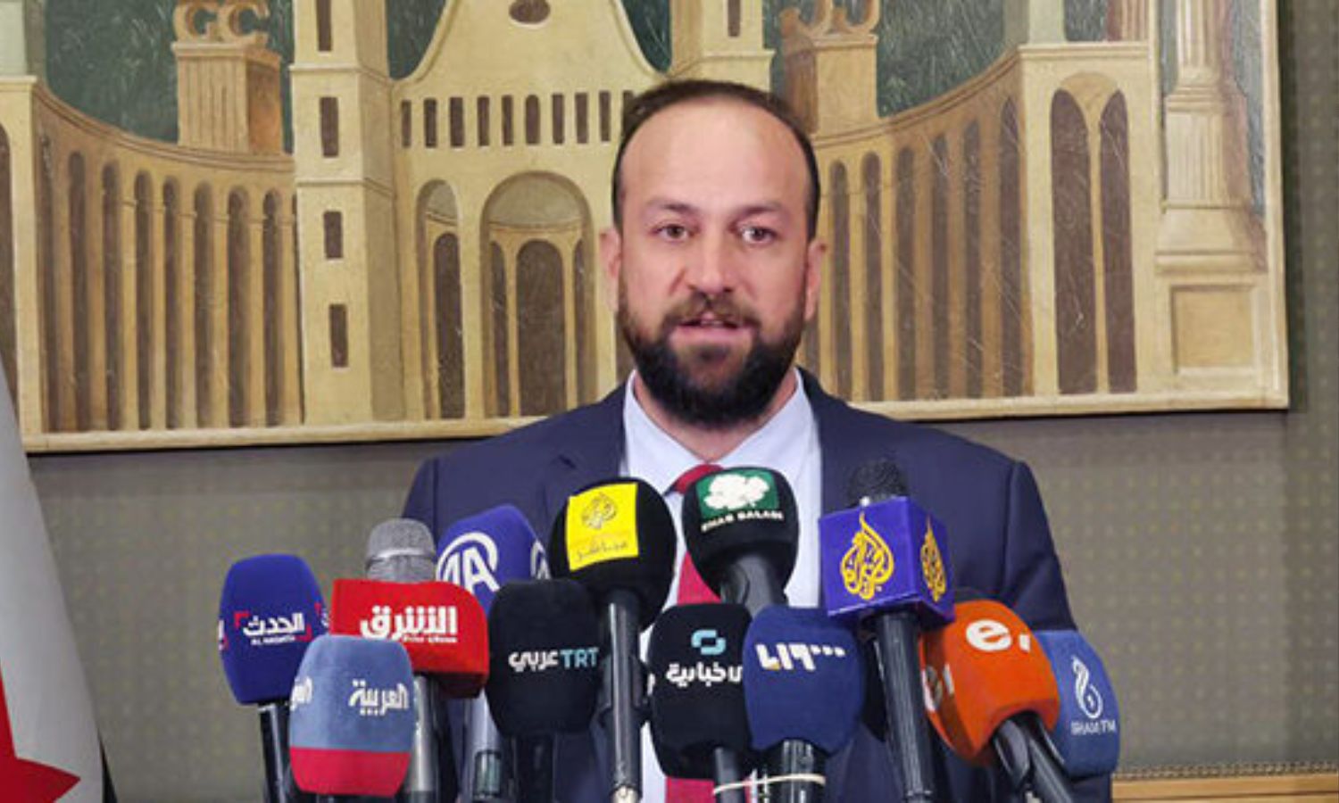 وزير الإعلام حمزة المصطفى خلال مؤتمر صحفي لإطلاق منتدى الاستثمار السوري السعودي - 23 تموز 2025 (سانا)
