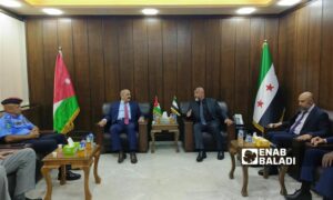 محافظ إربد يلتقي محافظ درعا في المجمع الحكومي بدرعا- 8 تموز 2025 (عنب بلدي/ محجوب الحشيش)