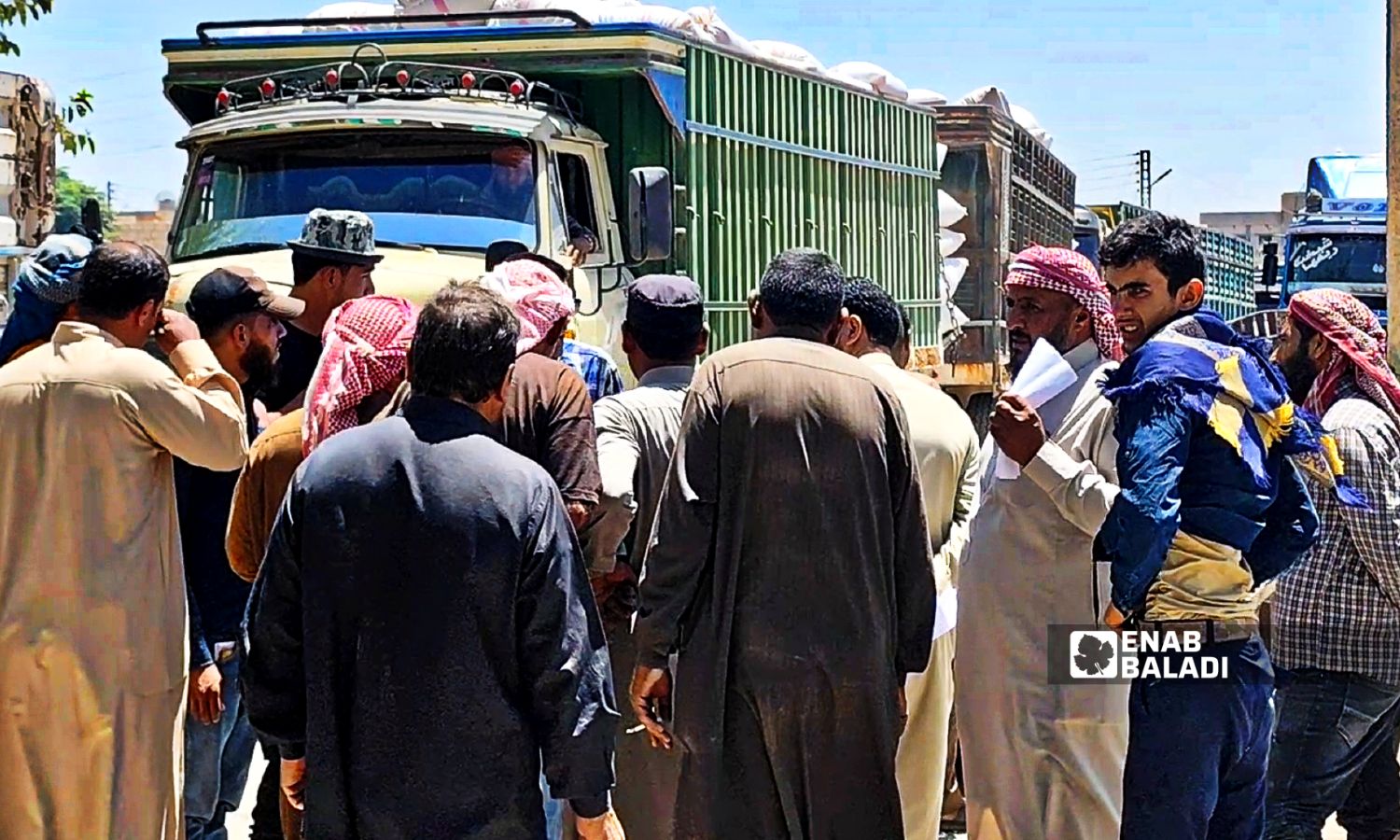 مزارعو القمح في تل أبيض ورأس العين يعترضون على المدة الزمنية المحددة لتسليم محاصيلهم- تموز 2025 (عنب بلدي/ حسين شعبو)