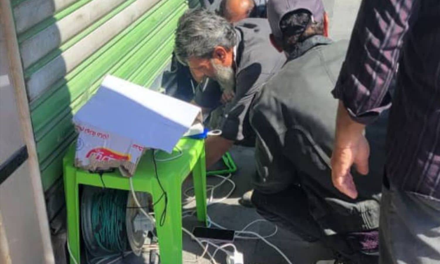 إنشاء نقاط لشحن الهواتف المحمولة في شهبا لمساعدة الأهالي في البقاء على تواصل مع بعضهم البعض-23 تموز 2025 (الراصد)