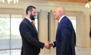 الرئيس السوري للمرحلة الانتقالية إلى جانب المبعوث الأمريكي توم براك - 9 تموز 2025 (رئاسة الجمهورية)