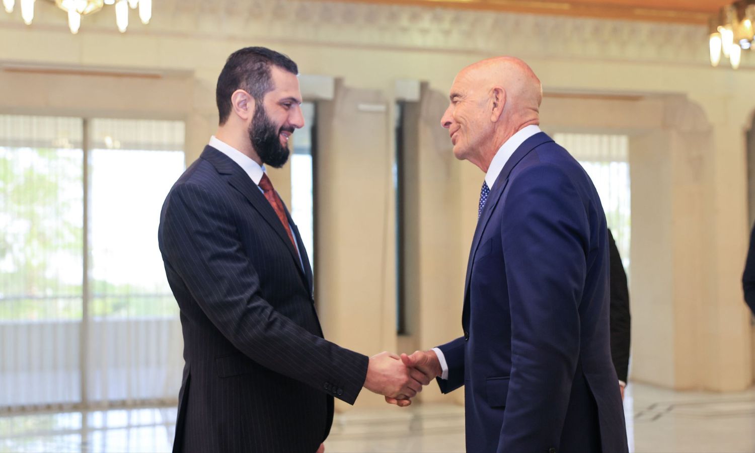 الرئيس السوري للمرحلة الانتقالية إلى جانب المبعوث الأمريكي توم براك - 9 تموز 2025 (رئاسة الجمهورية)
