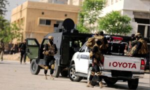 انتشار ميداني لقوات إدارة الأمن العام خلال تنفيذ عملية مداهمة موقعاً لخلية إرهابية ضمن أحد أحياء مدينة حلب-17 أيار 2025(وزارة الداخلية/تلجرام)
