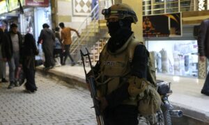 عناصر من الأمن العام السوري ينتشرون في مدينة اعزاز شمالي حلب قبيل عيد الفطر - 29 آذار 2025 (محافظة حلب)