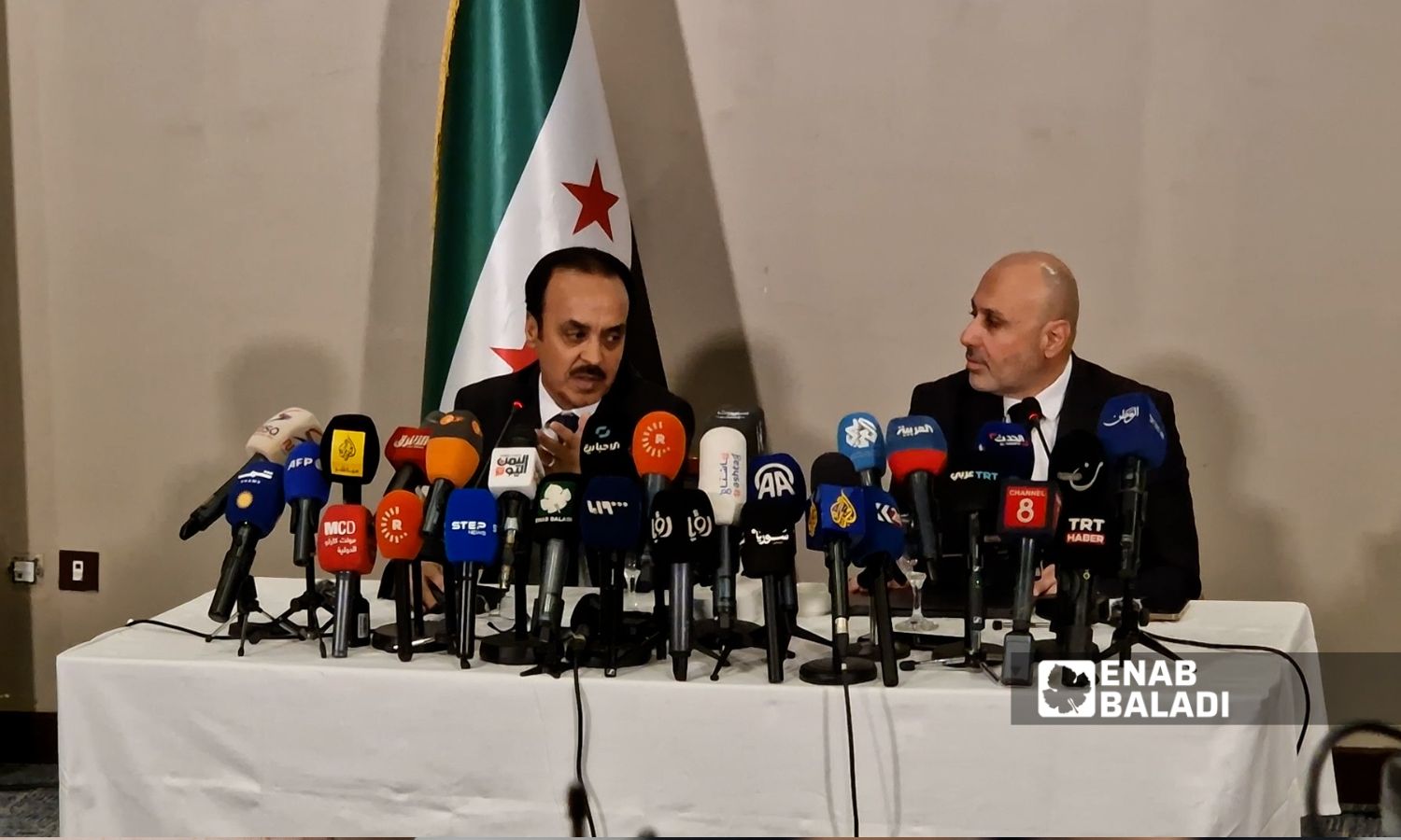 المتحدث الرسمي باسم لجنة التحقيق وتقصي أحداث الساحل السوري ورئيس اللجنة في مؤتمر صحفي عقد في دمشق - 22 تموز 2025 (عنب بلدي/ أنس الخولي)