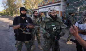مقاتلو العشائر يسيطرون على الجزء الغربي من محافظة السويداء 16 من تموز 2025 (رويترز)