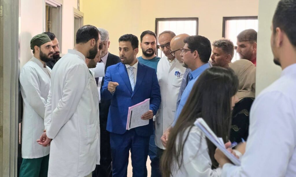 وزير الصحة السوري مصعب العلي في زيارة إلى مستشفى المجتهد بدمشق - 1 حزيران 2025 (صفحة المستشفى/ فيسبوك)