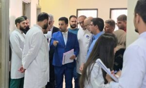 وزير الصحة السوري مصعب العلي في زيارة إلى مستشفى المجتهد بدمشق - 1 حزيران 2025 (صفحة المستشفى/ فيسبوك)