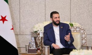 الرئيس السوري أحمد الشرع خلال لقائه فريق تصميم الهوية البصرية الجديدة- 9 تموز 2025 (رئاسة الجمهورية العربية السورية)