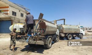 منهل لتعبئة مياه الشرب في بلدة المزيريب في ريف درعا الغربي - 13 تموز 2025 (عنب بلدي/محجوب الحشيش)