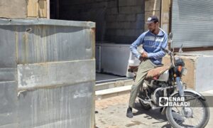 سكان دير الزور يشترون قوالب الثلج بأسعار باهظة - تموز 2025 (عنب بلدي/ عبادة الشيخ)