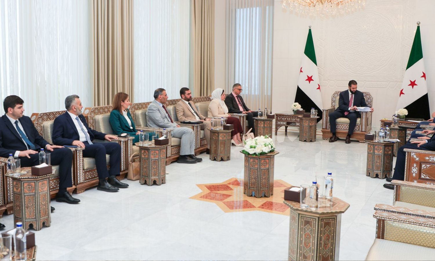 رئيس الجمهورية العربية السورية السيد أحمد الشرع يتسلّم النسخة النهائية من النظام الانتخابي المؤقت لمجلس الشعب- 26 تموز 2025 (رئاسة الجمهورية العربية السورية)