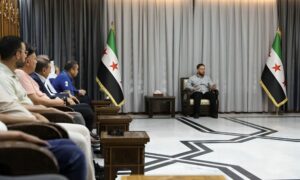محافظ حماة يلتقي التجار لبحث الواقع التجاري في المحافظة - 9 من تموز 2025 (محافظة حماة/فيسبوك)