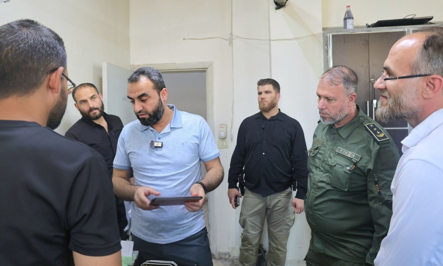 قائد الأمن الداخلي في حماة العميد ملهم الشنتوت يجري جولة ميدانية تفقدية على عدد من مراكز الشرطة في المحافظة - 8 تموز 2025 (محافظة حماة/ فيسبوك)