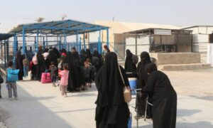 عائلات سورية تغادر مخيم الهول إلى الداخل السوري بتنسيق بين الإدارة الذاتية والحكومة السورية - 30 تموز 2025 (نورث برس)