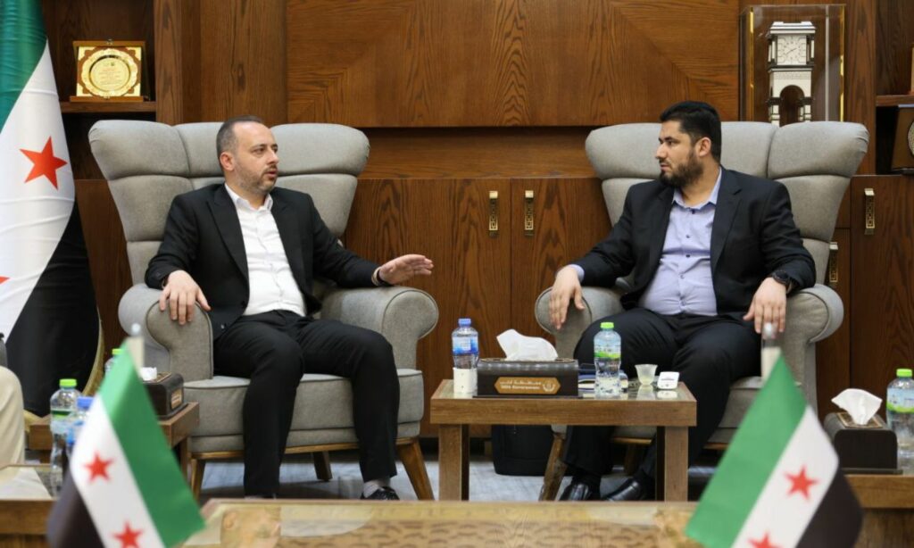 اجتماع محافظ إدلب محمد عبد الرحمن اجتماعا مع معاون وزير النقل محمد رحال لماقشة تحسين واقع النقل في إدلب- 10 تموز 2025(محافظة إدلب/تلجرام)