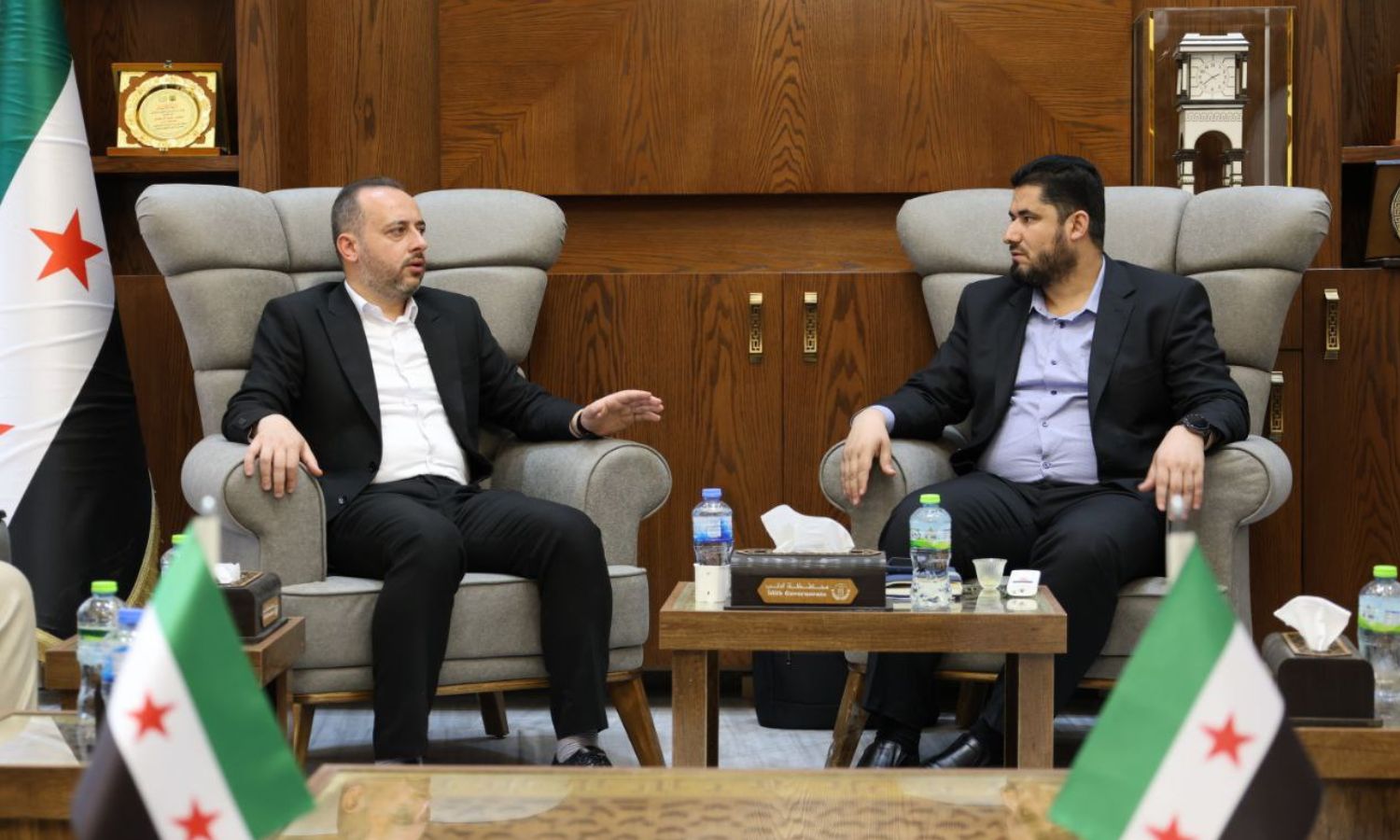 اجتماع محافظ إدلب محمد عبد الرحمن اجتماعا مع معاون وزير النقل محمد رحال لماقشة تحسين واقع النقل في إدلب- 10 تموز 2025(محافظة إدلب/تلجرام)