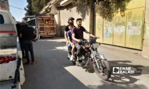 سائق دراجة نارية في مشهد يعكس واقع التنقل اليومي في منطقة صحنايا بريف دمشق – 30 حزيران 2025 (عنب بلدي/نور حمزة)