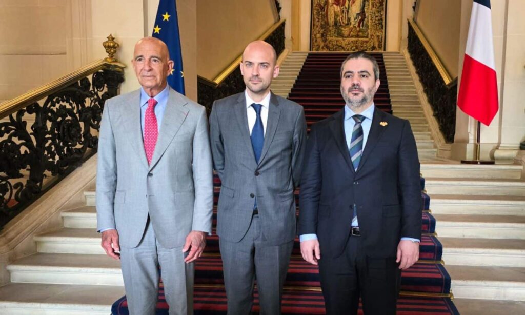 لقاء بين وزير الخارجية السوري أسعد الشيباني ووزير الخارجية الفرنسي جان نويل بارو والمبعوث الأمريكي إلى سوريا توماس براك - 25 تموز 2025 (سانا)