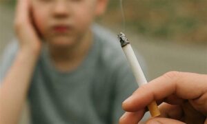 أضرار التدخين وتأثيره السلبي على صحة الطفل  (تعديل عنب بلدي)