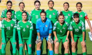 المنتخب الوطني للشابات لكرة القدم عقب المباراة الودية مع المنتخب الأردني -25 تموز 2025 (الاتحاد السوري لكرة القدم/فيسبوك)
