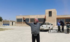 نزوح أهالي بدو السويداء إلى مركز إيواء في بلدة غصم بريف درعا الشرقي - 18 تموز 2025 (عنب بلدي/محجوب الحشيش)