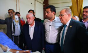وزراء الصحة والتعليم العالي والأوقاف خلال جولتهم على المشافي الحكومية في دمشق للاطمئنان على مصابي العدوان الإسرائيلي - 17 تموز 2025 (وزارة الصحة السورية/ فيسبوك) 