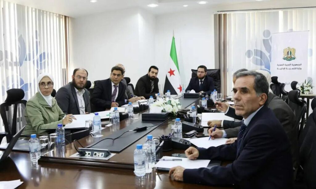 اللجنة المكلفة بصياغة مشروع قانون الخدمة المدنية تعقد أولى جلساتها في دمشق-2 تموز 2025(التنمية الإدارية/فيس بوك)