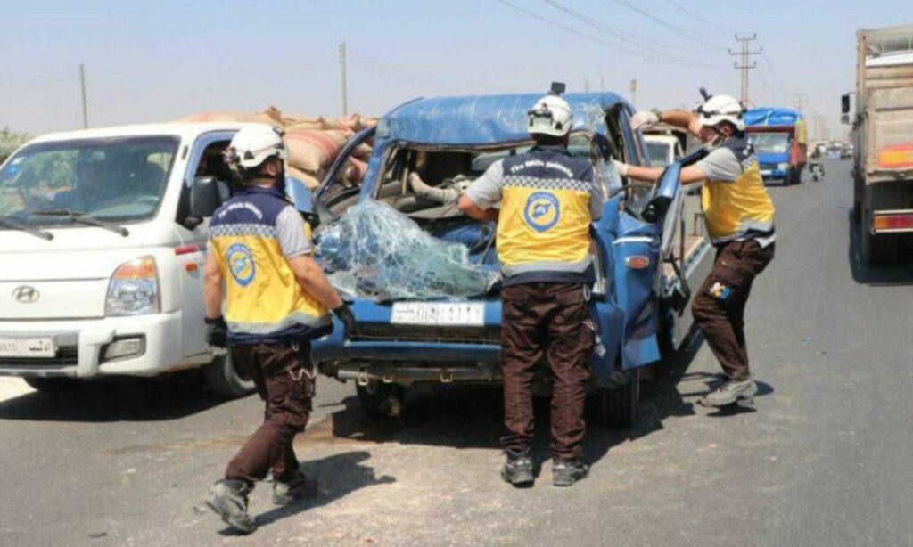 فرق "الدفاع المدني السوري" في موقع حادث سير على طريق المدخل الغربي لمدينة إعزاز شمالي حلب - 6 آب 2022 (الدفاع المدني السوري)