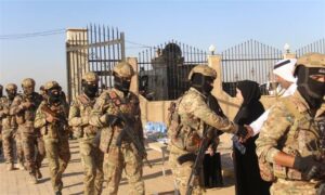 أهالي من دير الزور وجنود من قوات سوريا الديموقراطية في زيارة لمقبرة أول أيام عيد الأضحى - 6 حزيران 2025 (المركز الإعلامي لقسد)