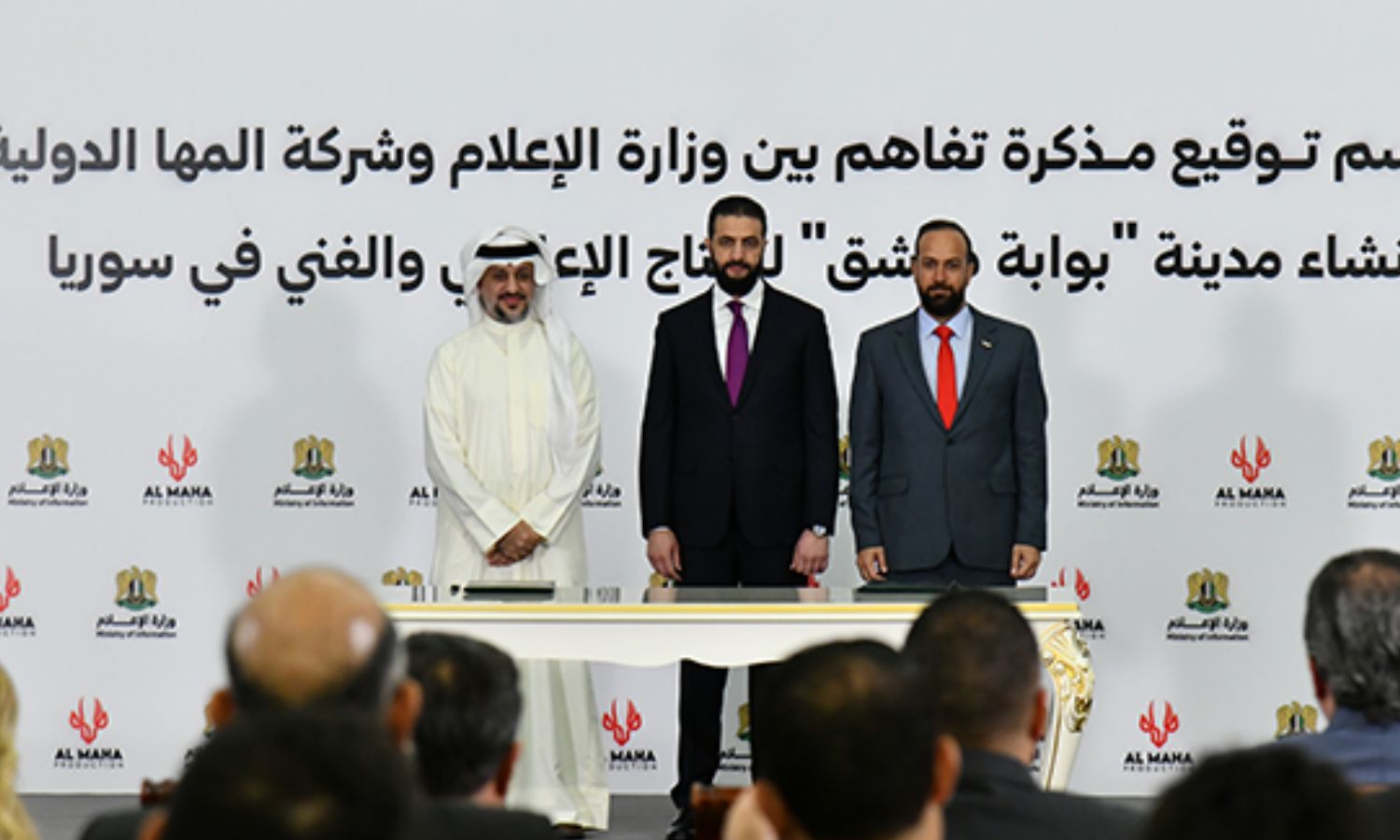 الرئيس السوري برفقة وزير الإعلام ومدير شركة "المها" محمد العنزي خلال توقيع مذكرة تفاهم للمدينة الإعلامية في قصر الشعب - 30 حزيران 2025 (سانا)