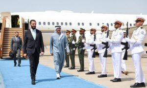 لحظة وصول الرئيس أحمد الشرع إلى الإمارات تزامنًا مع إعلان توماس باراك بدء المحادثات بين سوريا وإسرائيل- 7 تموز 2025(رئاسة الجمهورية العربية السورية/فيس بوك)
