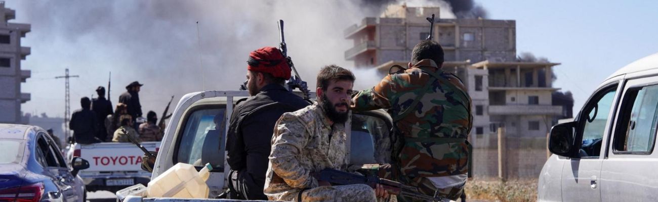 يتصاعد الدخان من مدينة السويداء بالتزامن مع دخول قوات الأمن السورية إلى المدينة - 15 تموز 2025 (رويترز/ كرم المصري)