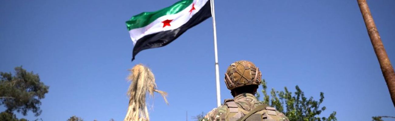 وزارة الدفاع تعيد رفع العلم السوري أمام مبنى الأركان المدمر بغارة إسرائيلية - 21 تموز 2025 (وزارة الدفاع/ إكس)