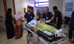 مصابون بانفجار مستودع للأسلحة بمعرة مصرين في ريف إدلب الشمالي - 24 تموز 2025 (عنب بلدي/ محمد مصطو)
