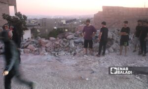 ضحايا مدنيون وعالقون تحت الأنقاض بانفجار مجهول في ترمانين بريف إدلب الشمالي -  تموز  (عنب بلدي/ محمد مصطو)