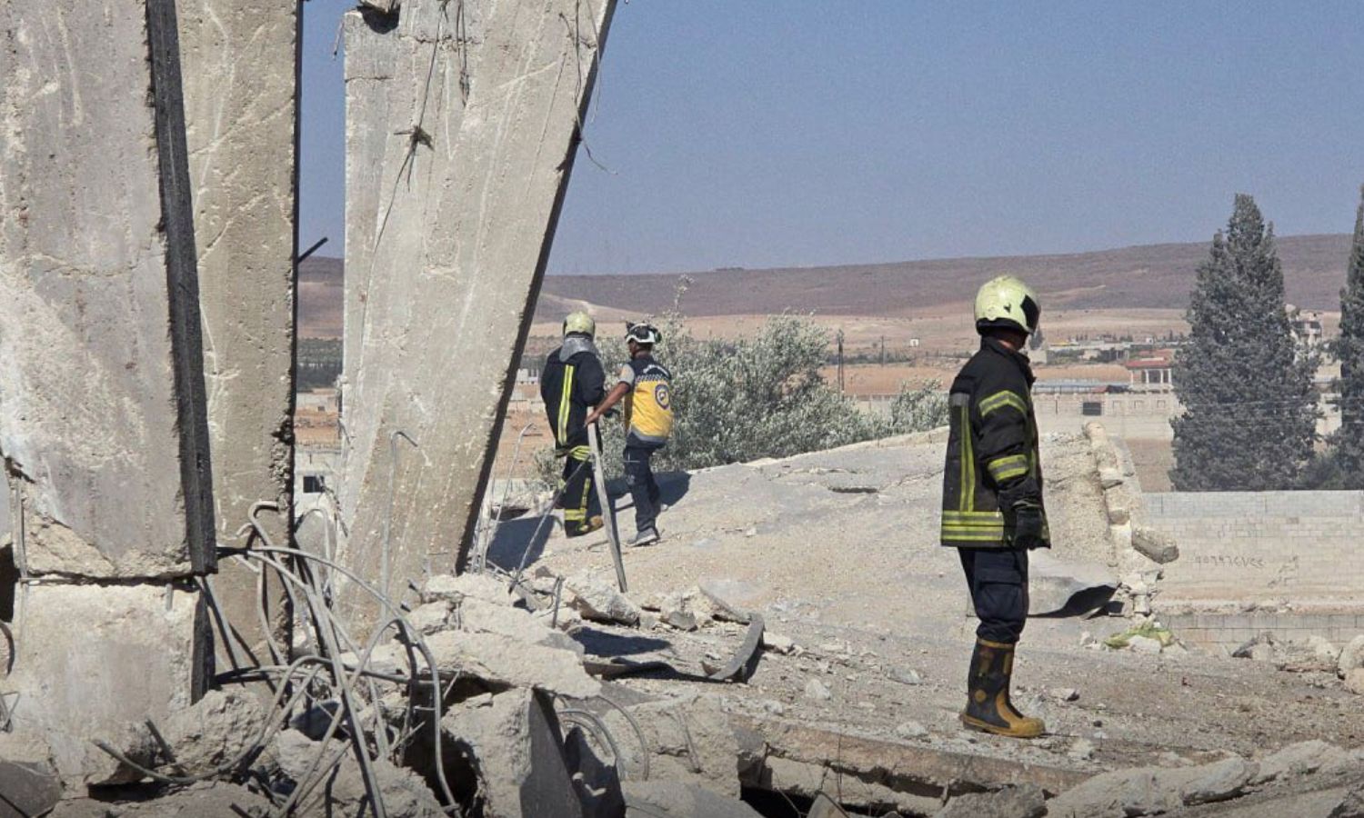 فرق الإطفاء والدفاع المدني السوري تتفقد موقع انجار صهريج للوقود في محيط مدينة حماة - 2 تموز 2025 (الإخبارية السورية)