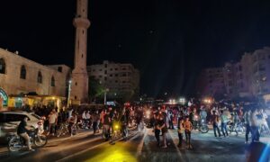 أهالي يتجمعون لتشييع لاعب نادي "أمية" محمد عرجة - 28 تموز 2025 (شركة الزير- أبو أوس/ فيسبوك)