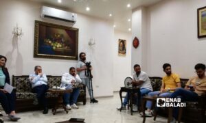 جلسة حوارية لعدد من الصحفيين أقامتها رابطة الصحفيين السوريين ومركز حماية وحرية الصحفيين في الأردن، في مقر الرئيس لمركز جسور للدراسات بدمشق- 29 تموز 2025(عنب بلدي/كريستينا الشماس) 