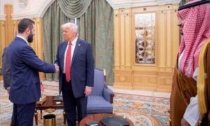 من لقاء الرئيس الأمريكي دونالد ترامب بالرئيس السوري أحمد الشرع في الرياض - 14 أيار 2025 (وكالة رويترز)