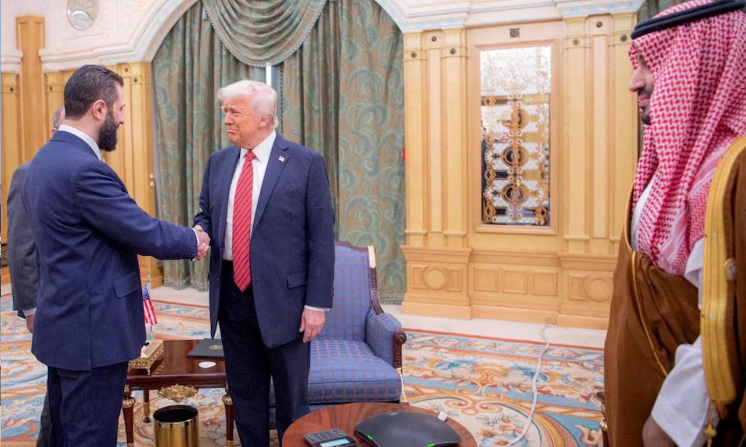 من لقاء الرئيس الأمريكي دونالد ترامب بالرئيس السوري أحمد الشرع في الرياض - 14 أيار 2025 (وكالة رويترز)