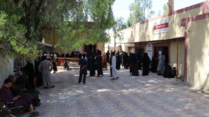 مراجعون أمام مستشفى الشحيل العام في ريف دير الزور-  13 نيسان 2025 (عنب بلدي)