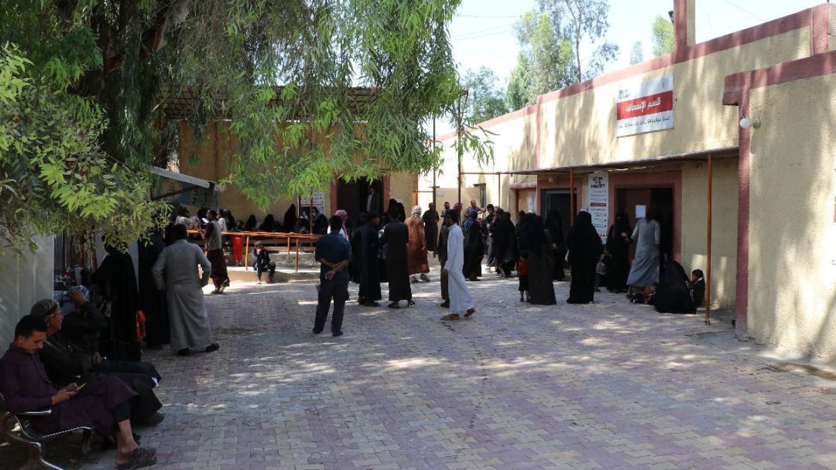 مراجعون أمام مستشفى الشحيل العام في ريف دير الزور- 13 نيسان 2025 (عنب بلدي)