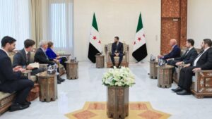 الرئيس أحمد الشرع يلتقي وفدًا أمريكيًا يرأسه مبعوث الولايات المتحدة الأمريكية توماس باراك - 25 آب 2025(وزارة الخارجية والمغتربين السورية / اكس) 
