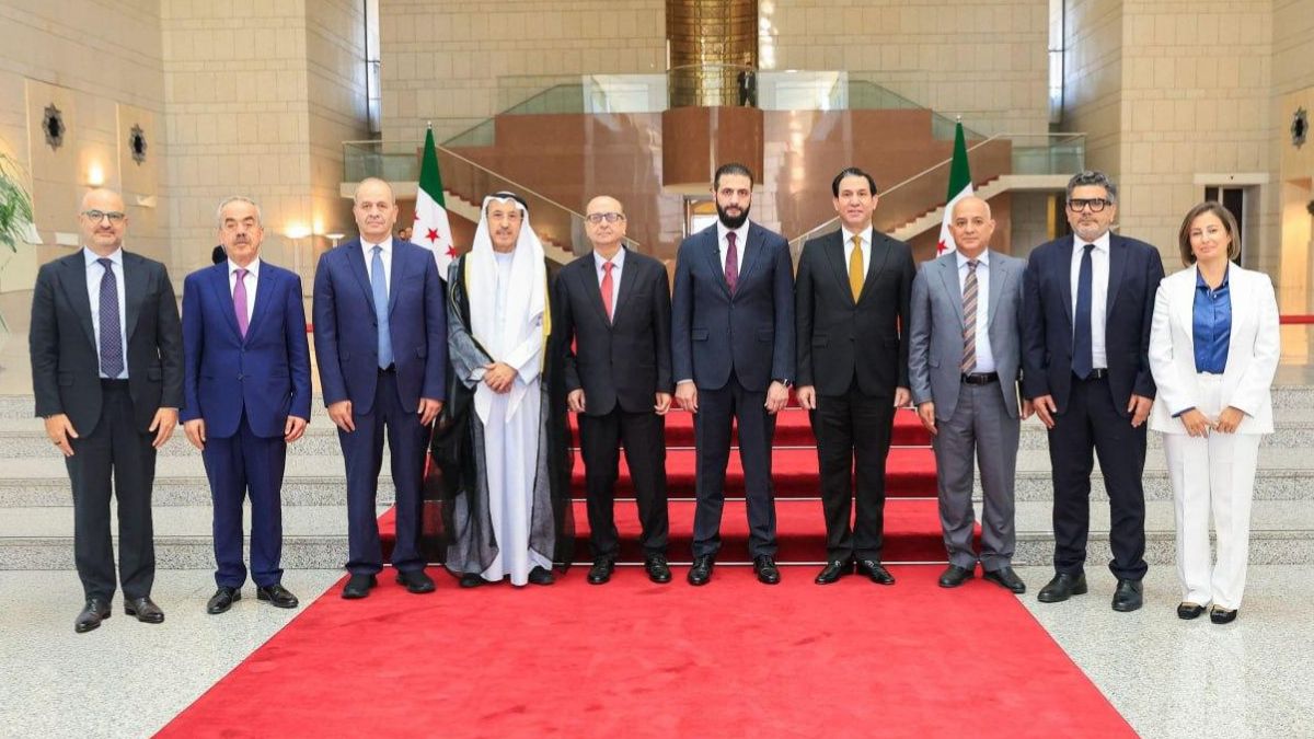 الرئيس السوري في المرحلة الانتقالية أحمد الشرع يقول خلال لقائه وفد إعلامي عربي إن هناك بحث "متقدم" مع إسرائيل ولا قتال مع "حزب الله" - 24 آب 2025 (رئاسة الجمهورية العربية السورية)