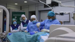 دكتور سعودي يجري عملية قسطرة قلب لطفل سوري ضمن حملة برنامج أمل التطوعي - 18 آب 2025 (الجمعية الدولية الأمين)